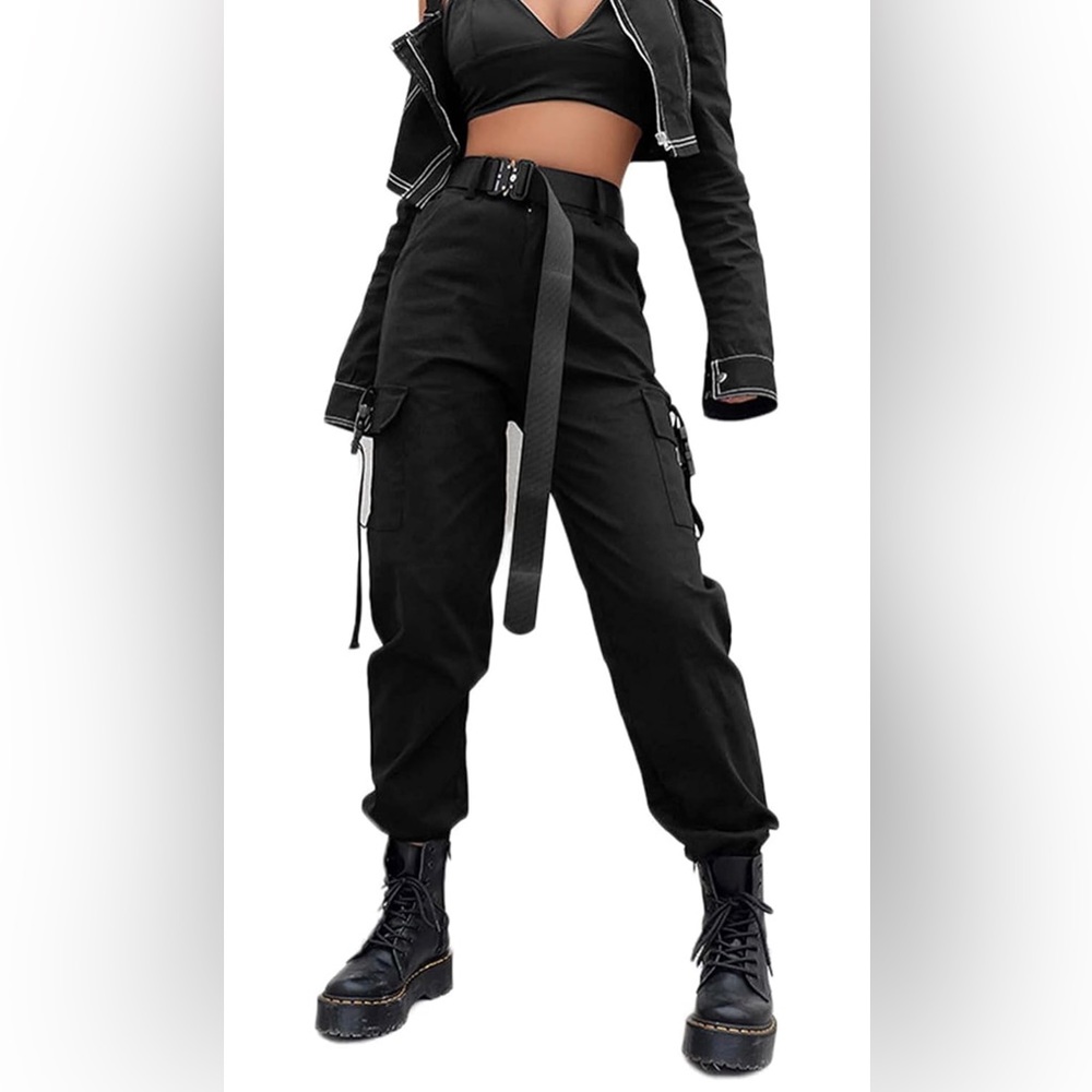 High waisted black cargo pants with pockets. Never worn NWT. Size L. Y2K. Rave.